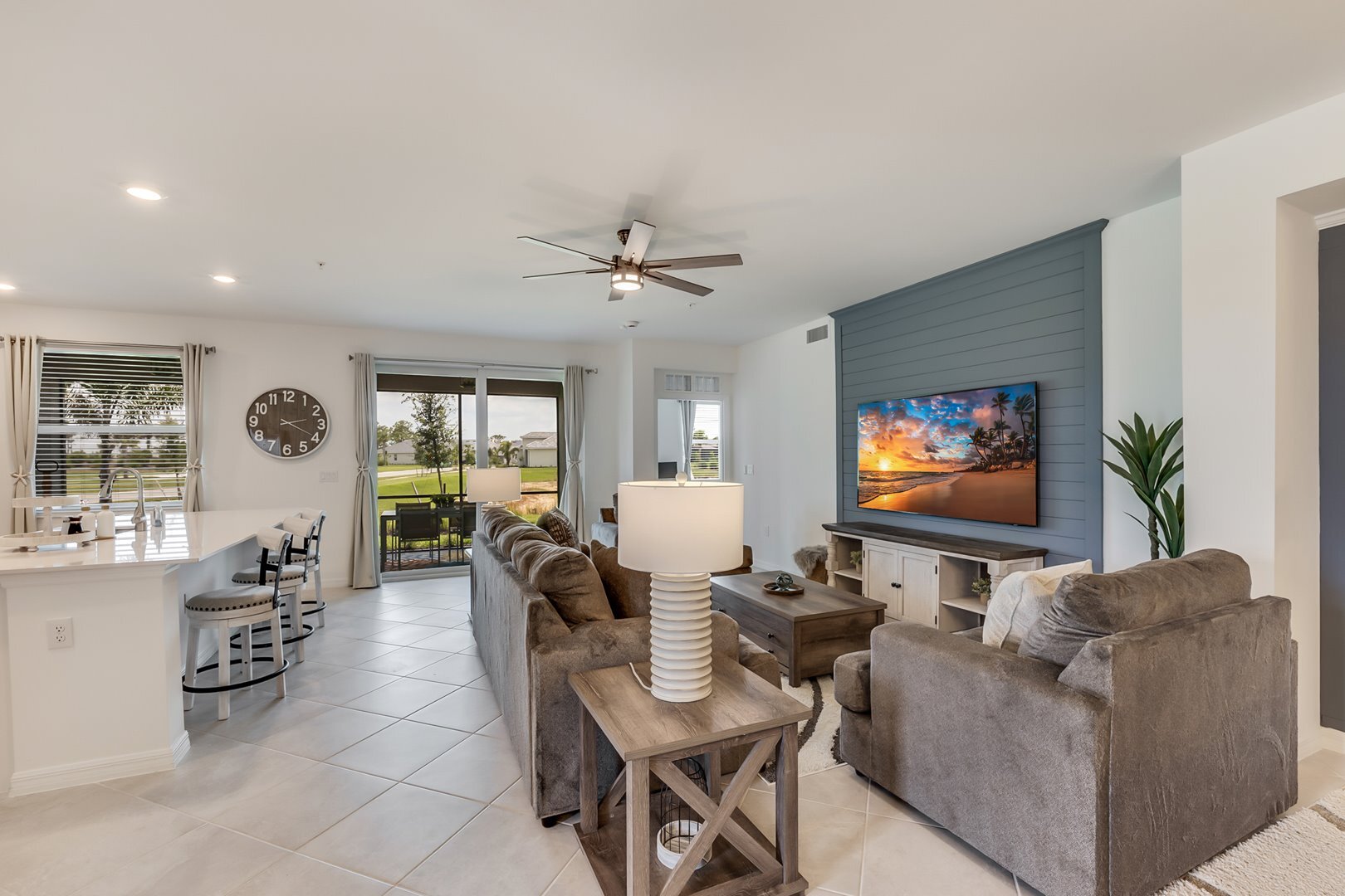 Comfortable Furnishings & Beautiful Decor